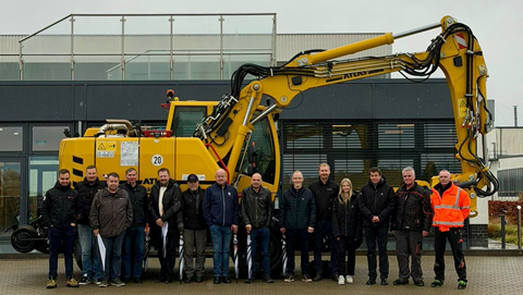 INFRAn jäsenyrittäjät tutustuivat Atlaksen ratatyökoneisiin Bremenissä